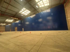 Pared lateral hecha con lona pvc color azul instalada vista lateral