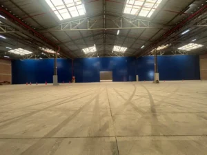 Pared lateral hecha con lona pvc color azul completa