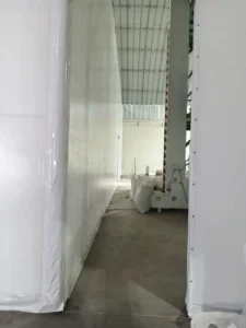 pared lateral de almacen realizado en lona pvc blanco