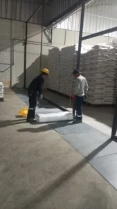 trabajadores instalando pared lateral en lona pvc color blanco